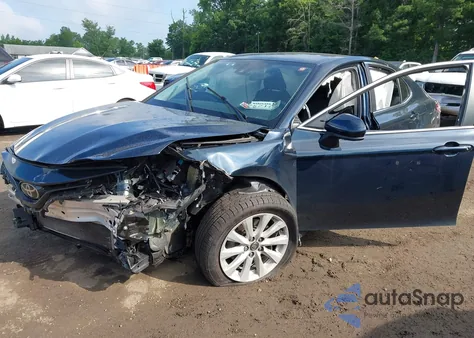 2020 Toyota Camry Le z USA, uszkodzony, nr VIN 4T1C11AK8LU871205